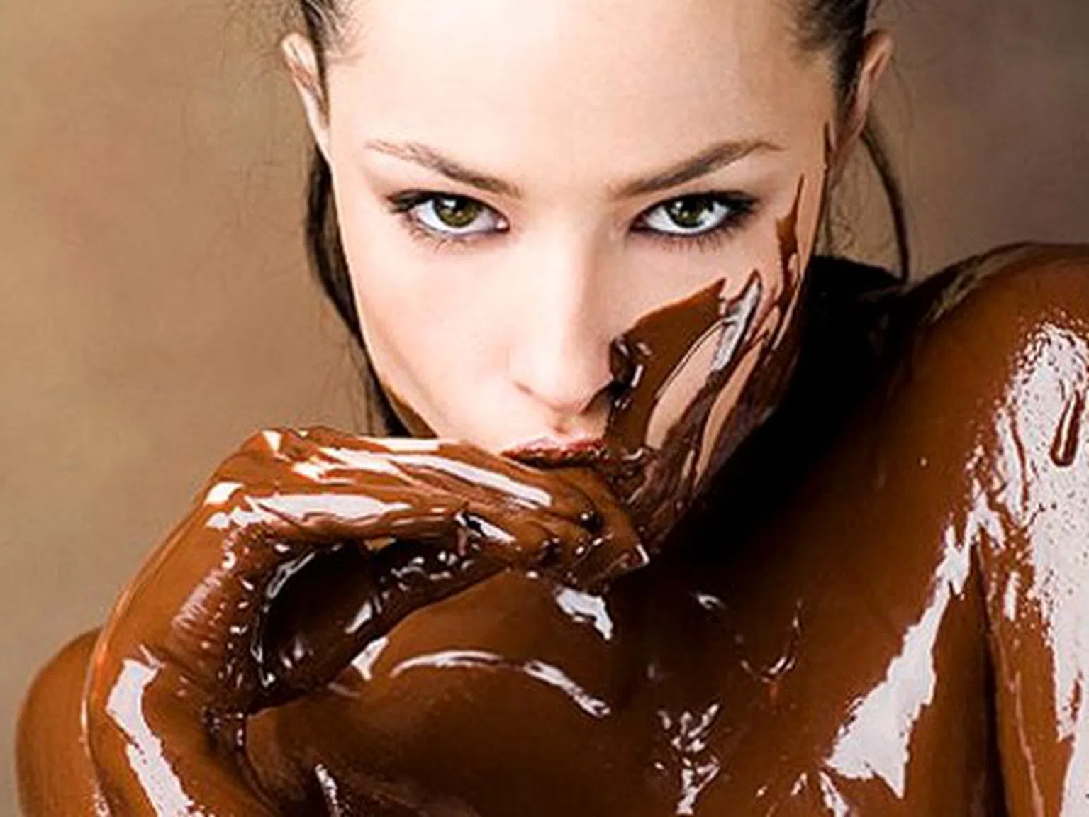 Черният шоколад разпалва страстта в спалнята
