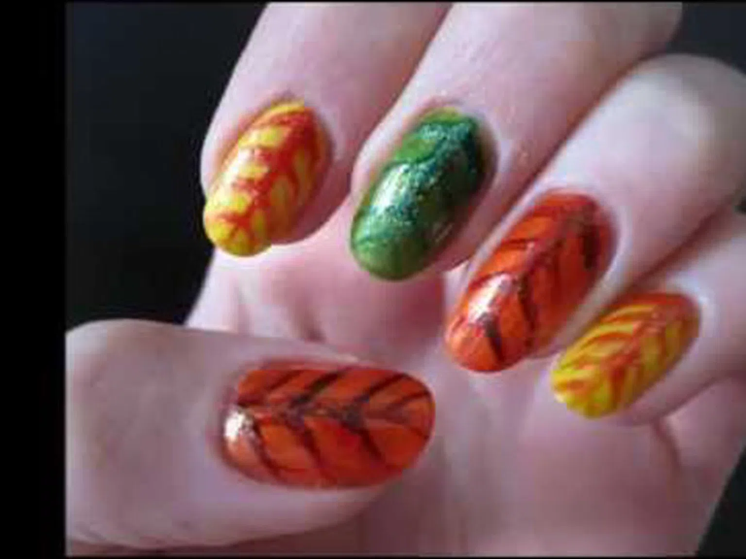 Цветни есенни листа върху ноктите