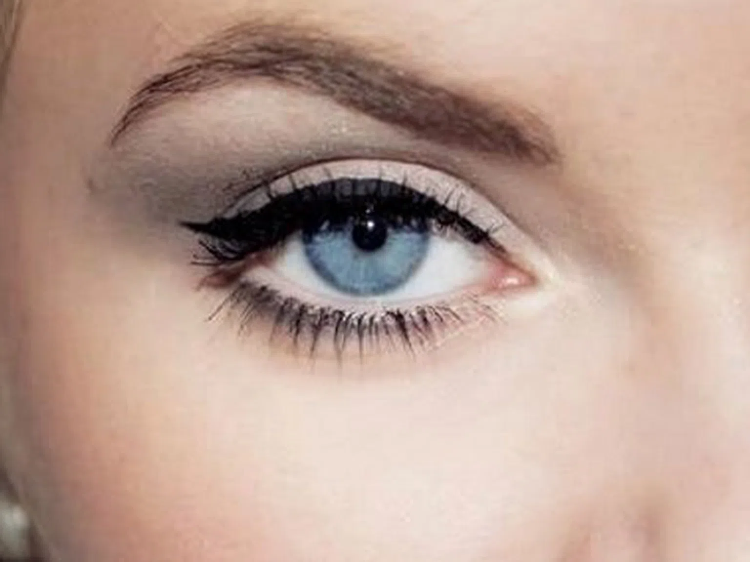 Цветът на очите подсказва за кожни проблеми