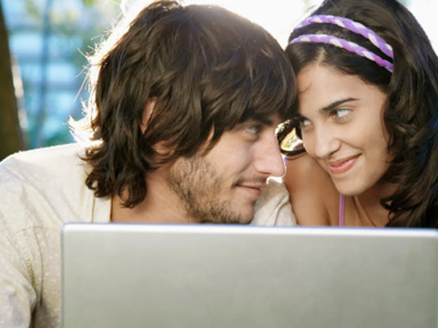 40 процента от българите търсят любовта в Интернет