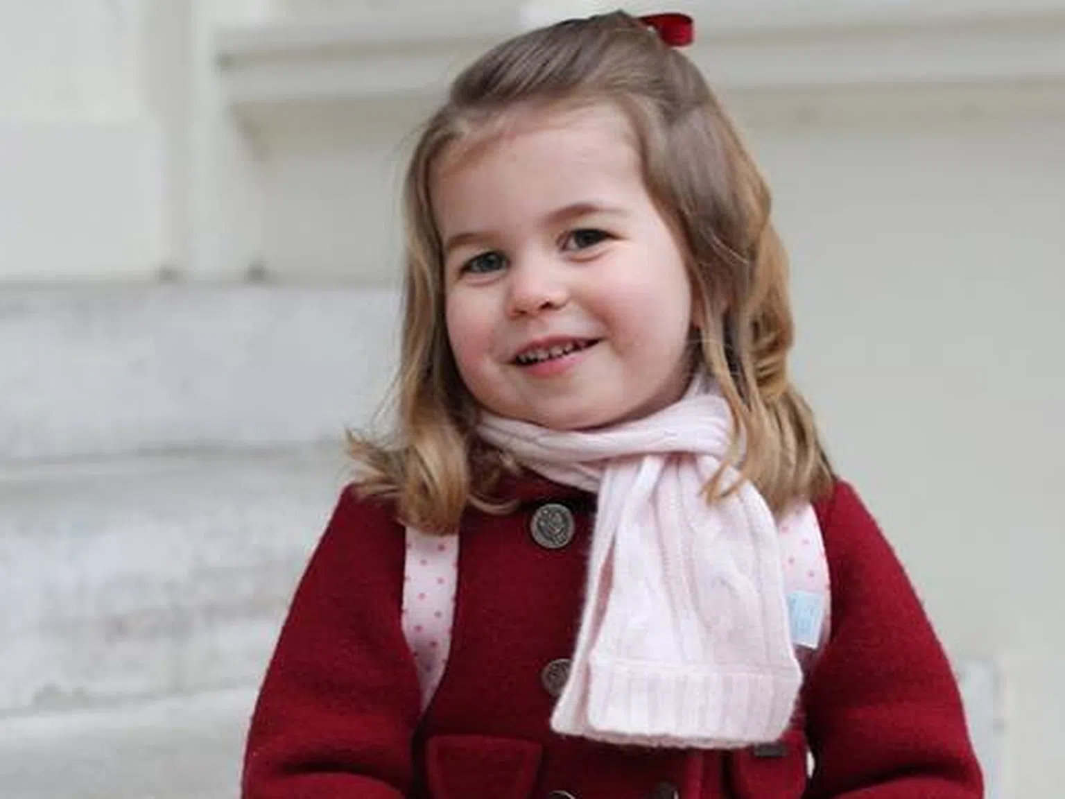 Малката червена принцеса на Кейт и Уилям тръгна на детска градина
