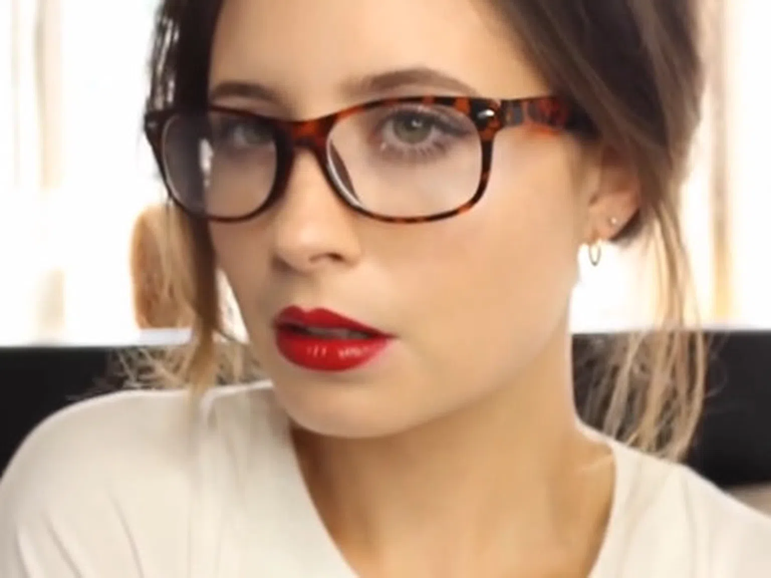 Красив грим за дами с очила (видео)