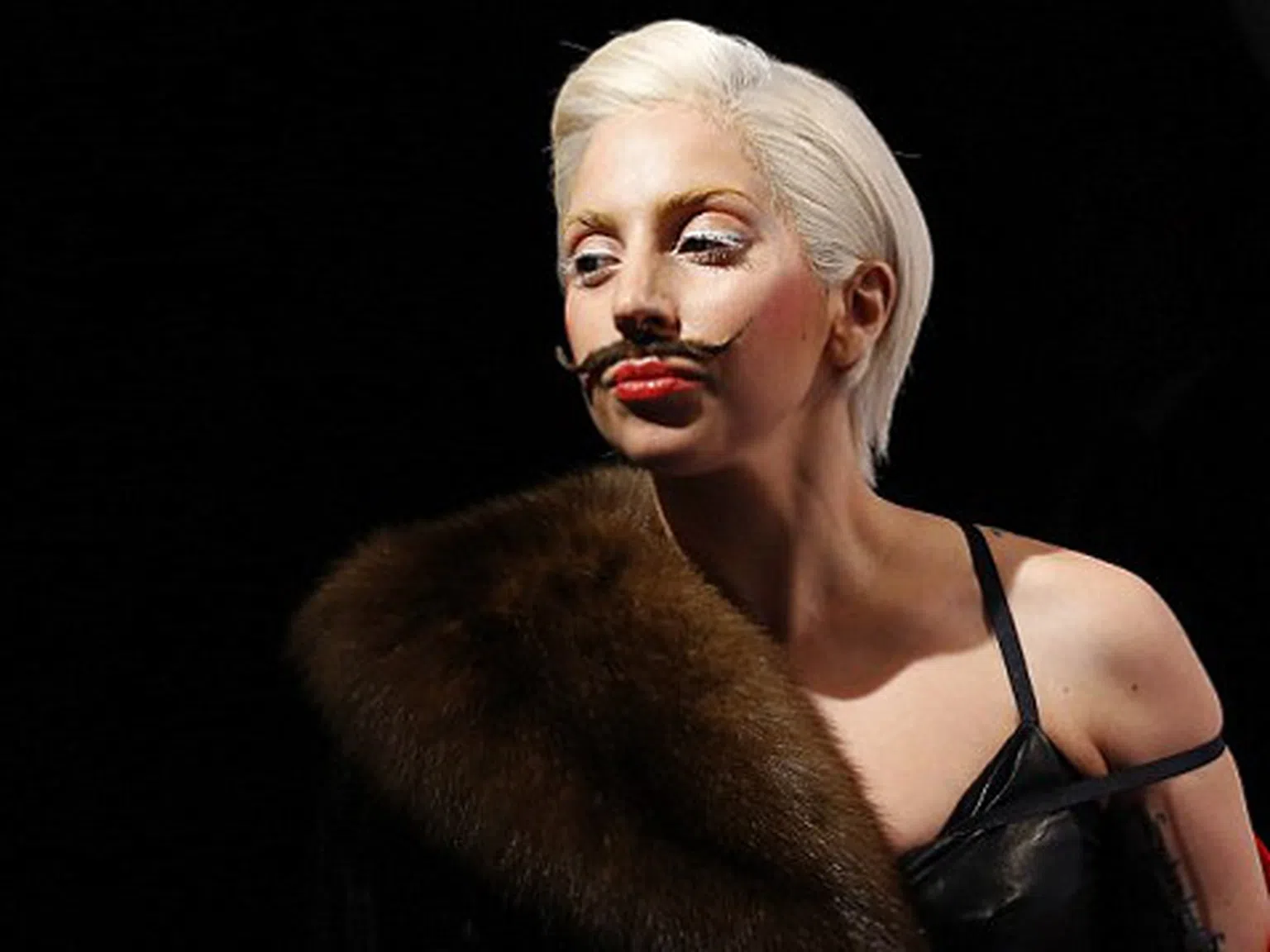 Да ти имаме мустака, Лейди Гага!