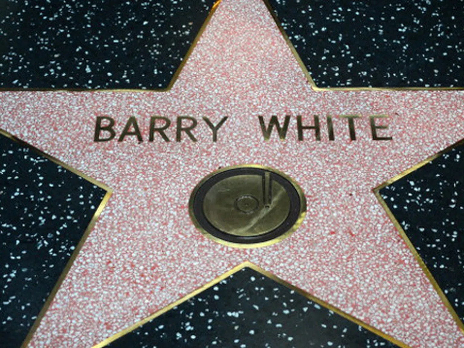 Бари Уайт със своя звезда на Алеята на славата