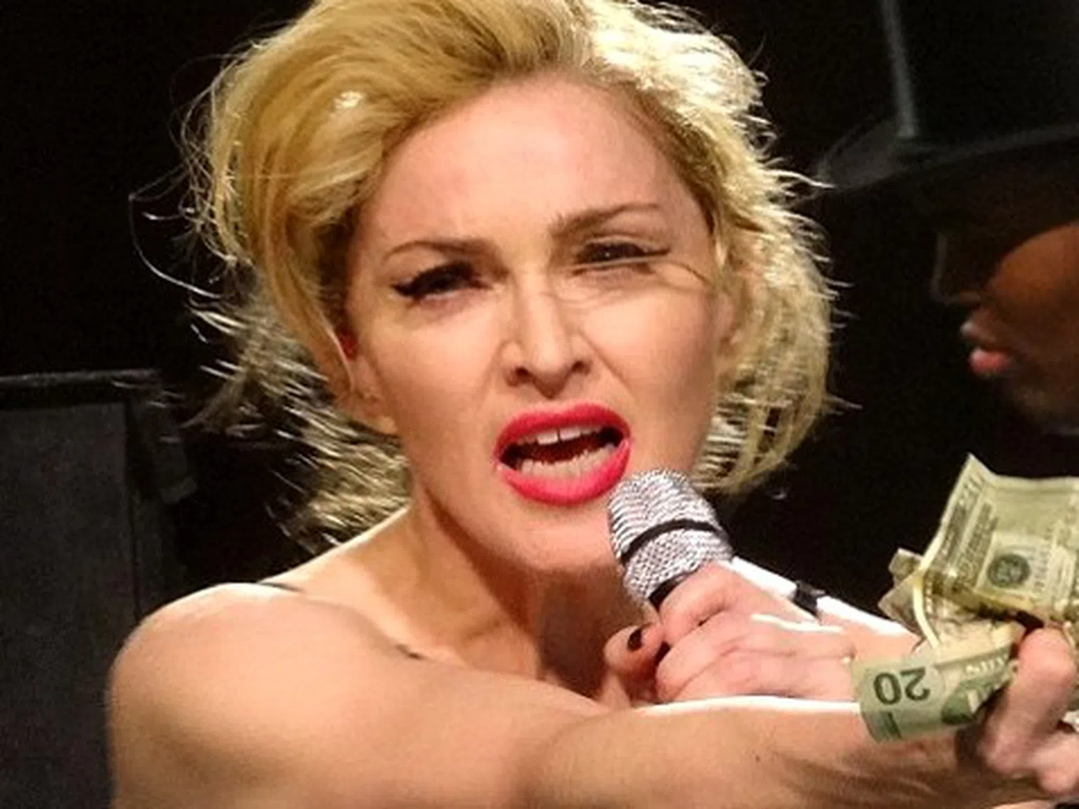Мадона - Провокативна и почти... без бельо!