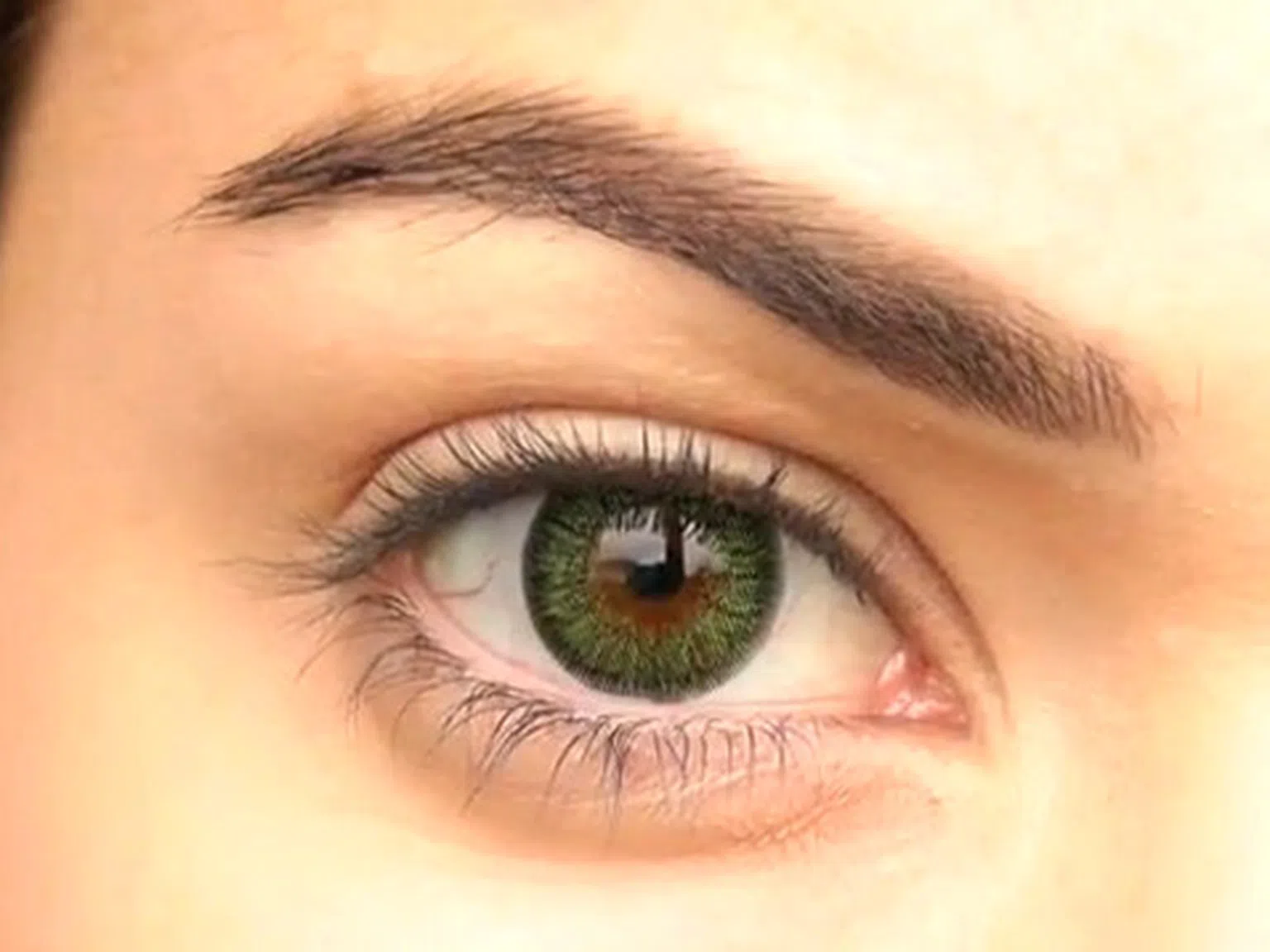 Грим за брюнетки със зелени очи