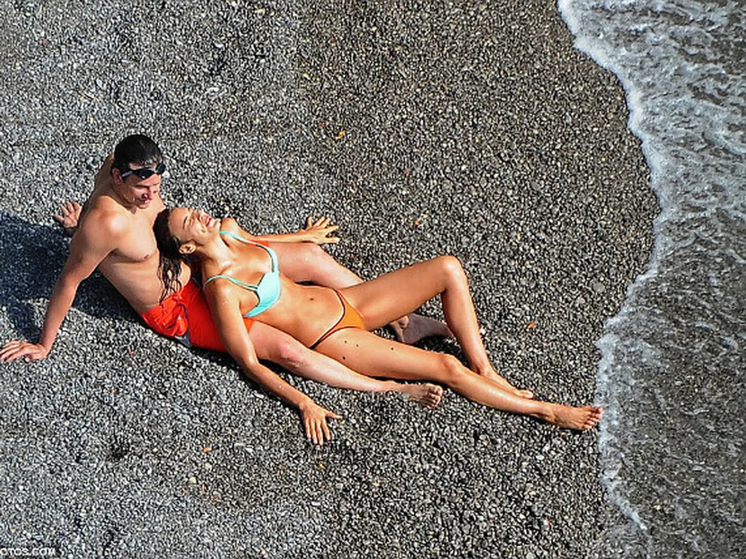 Летни страсти на плажа с Ирина Шейк и Брадли Купър