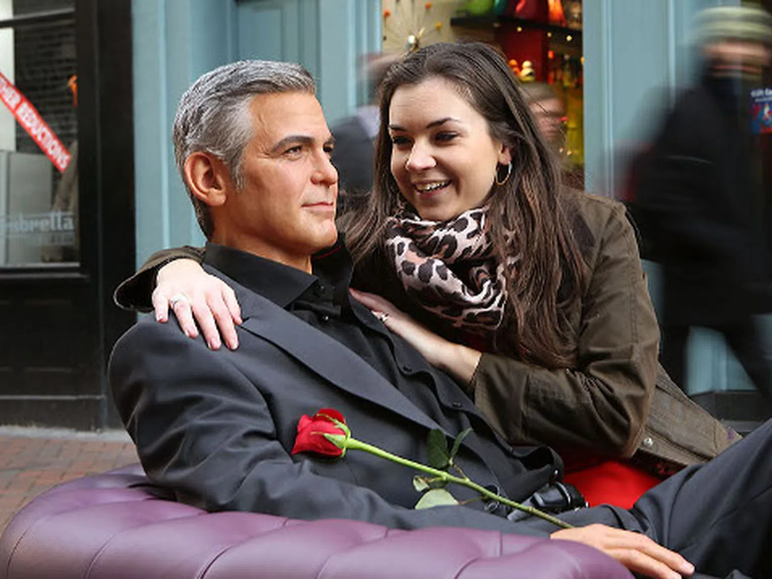 Восъчен Джордж Клуни привлича като магнит дамите в Лондон