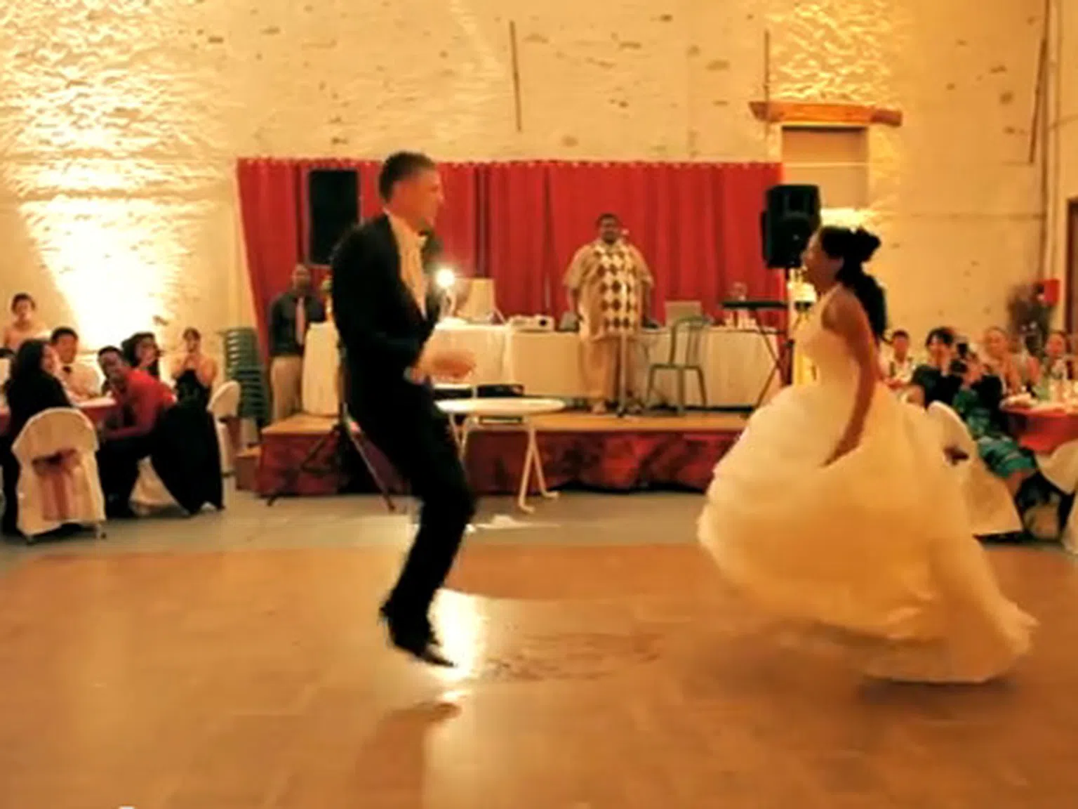 Страхотен първи сватбен танц (видео)