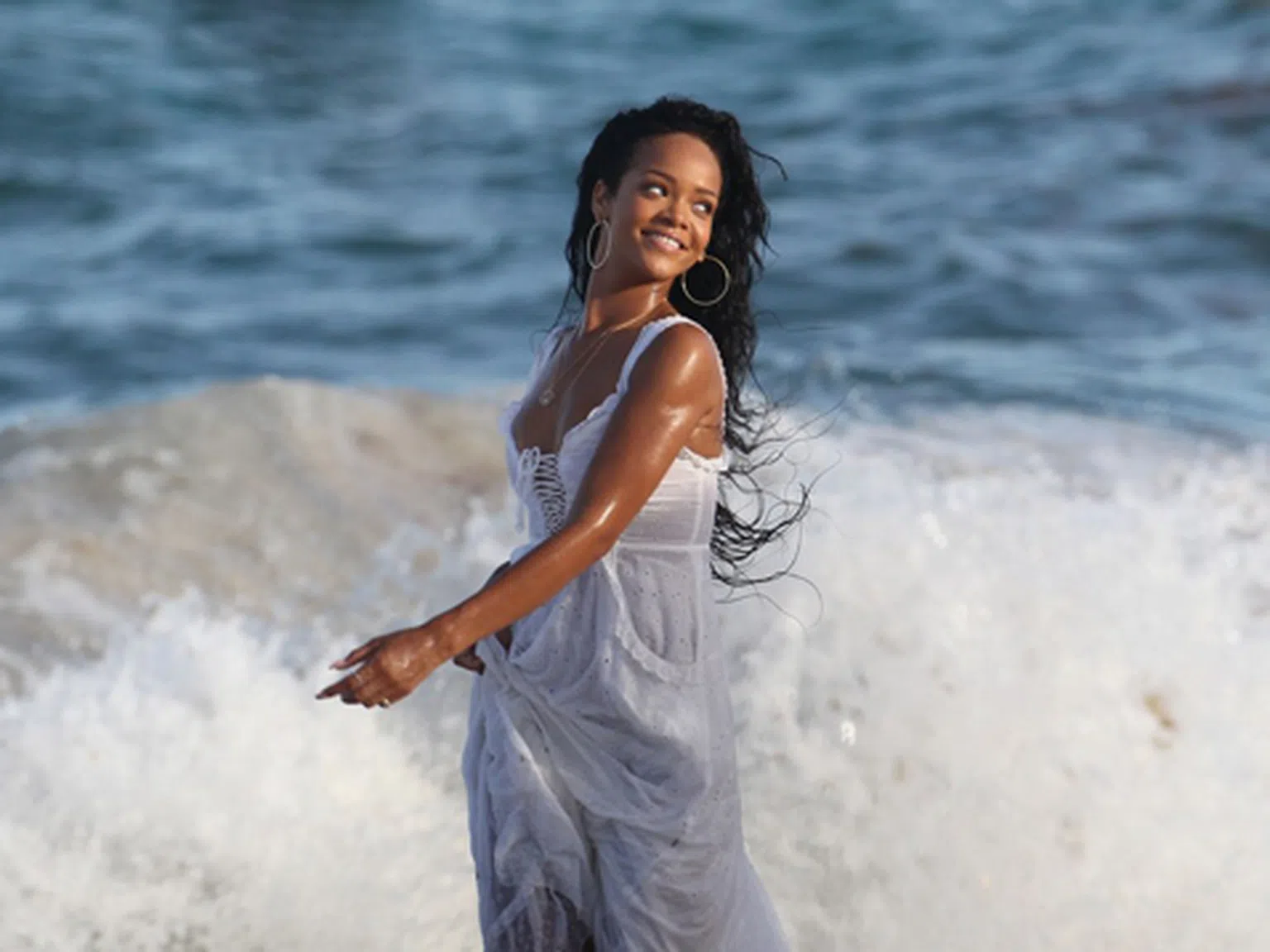 Риана рекламира Барбадос със секси видео