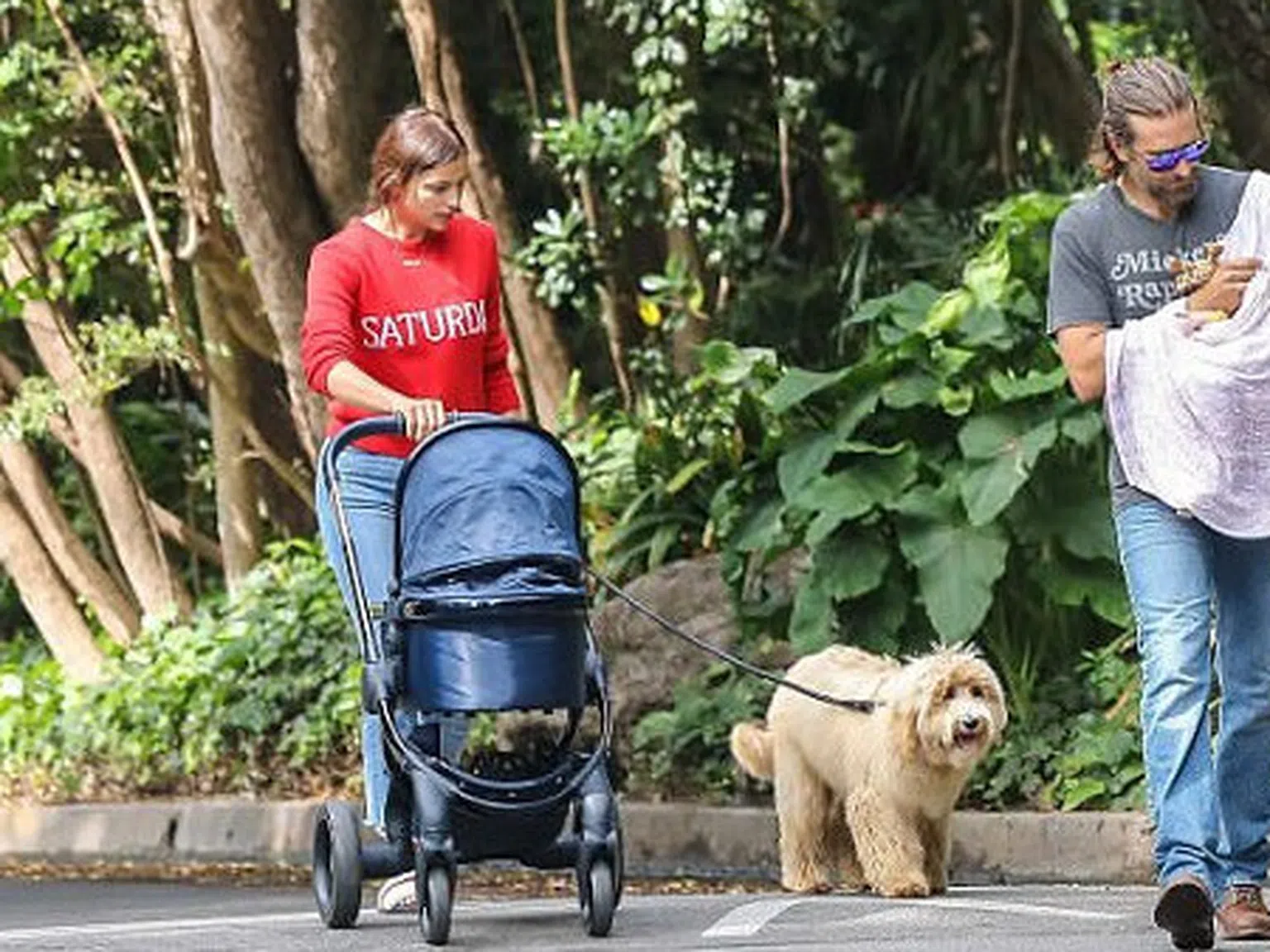 Ирина Шейк и Брадли Купър на разходка с бебето си