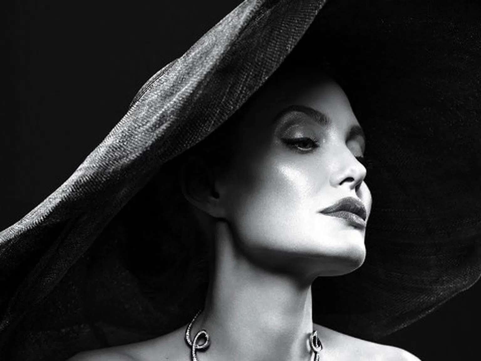 Анджелина Джоли: Плачех под душа, за да не е пред децата