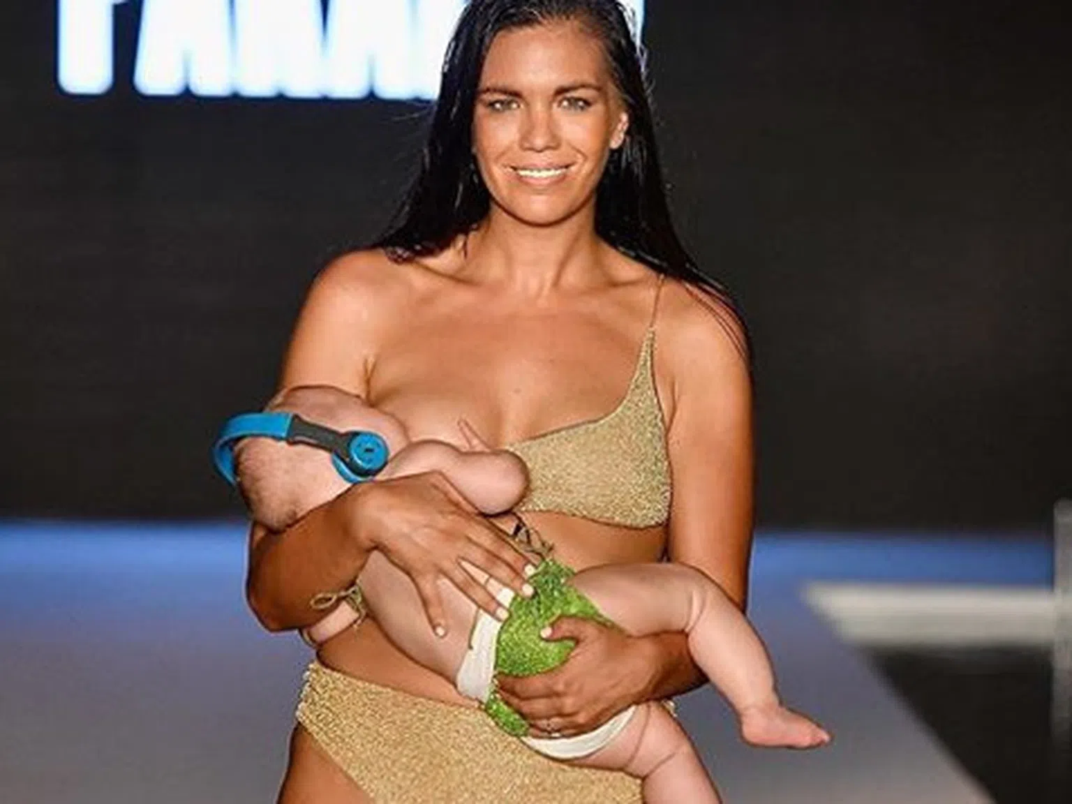 Моделка накърми бебето си на дефиле