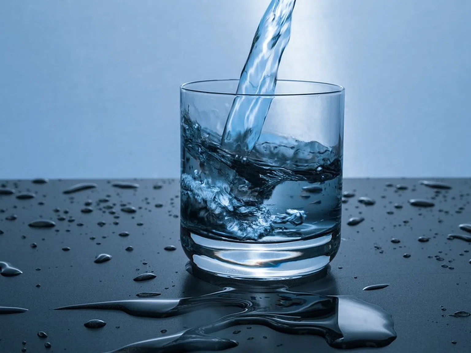 Кардиолози с революционно откритие: Важно е не колко, а кога пиете вода!