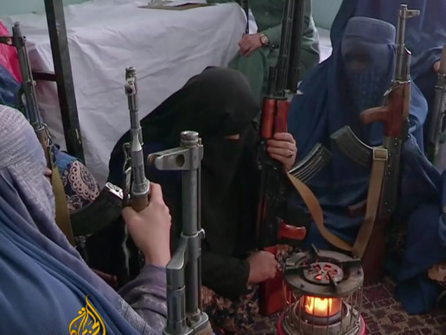Жените, които нарамиха оръжия срещу „Ислямска държава”
