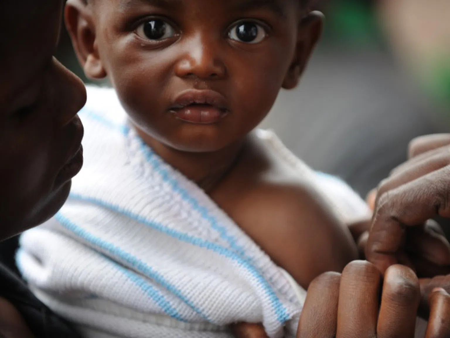Защо мавританците плюят в лицето на децата си, а кенийците не гледат бебетата си в очите?