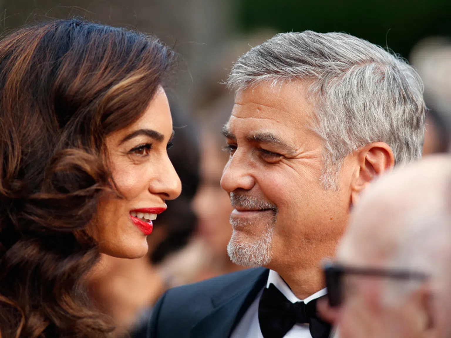 Амал роди близнаци на Клуни