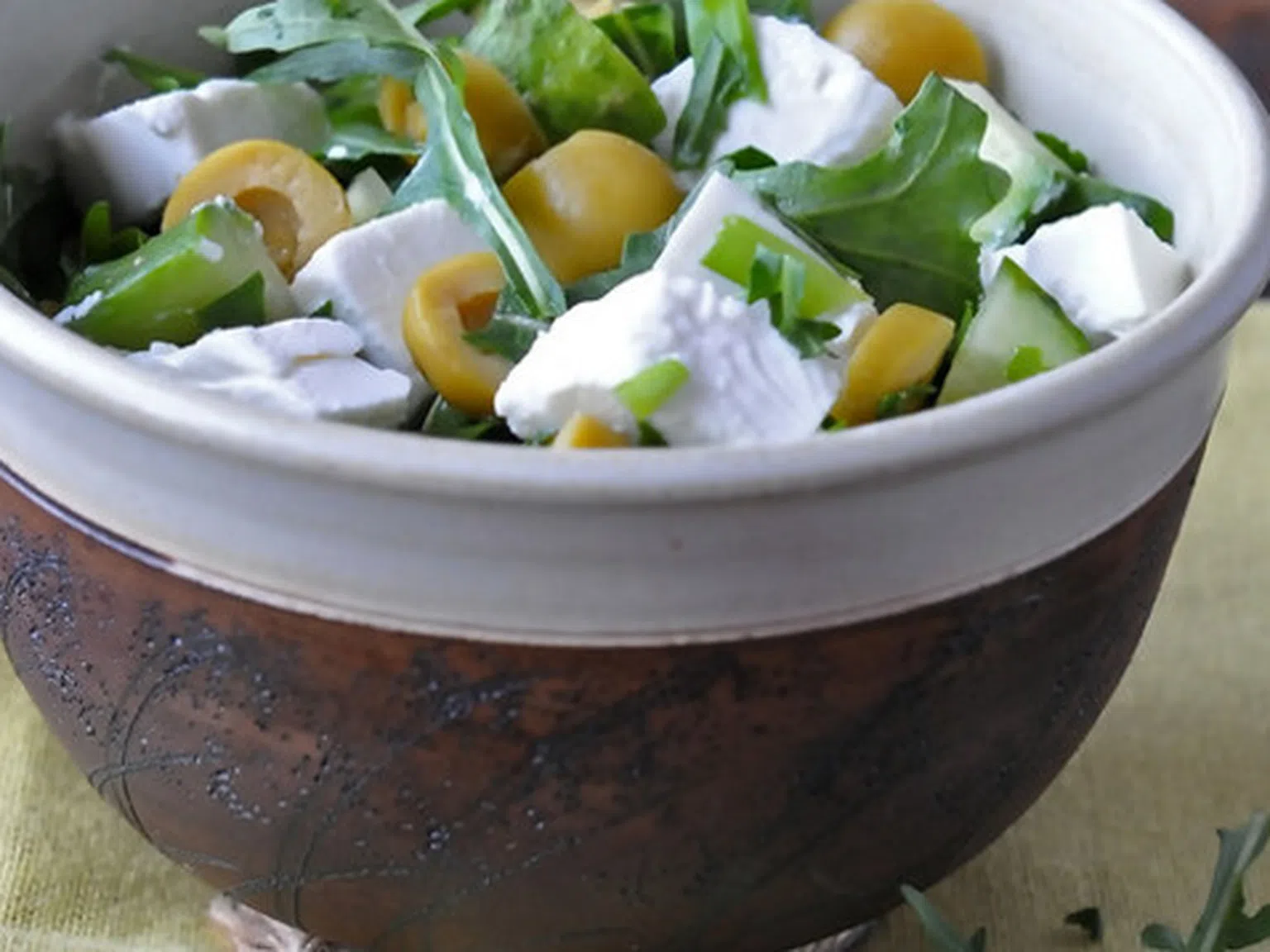 Свежа салата с рукола и маслини