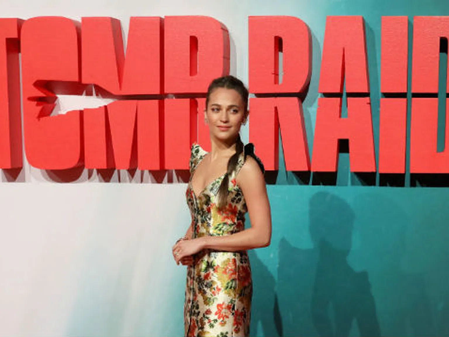 Алисия Викандер избра Louis Vuitton за премиерата на Tomb Raider