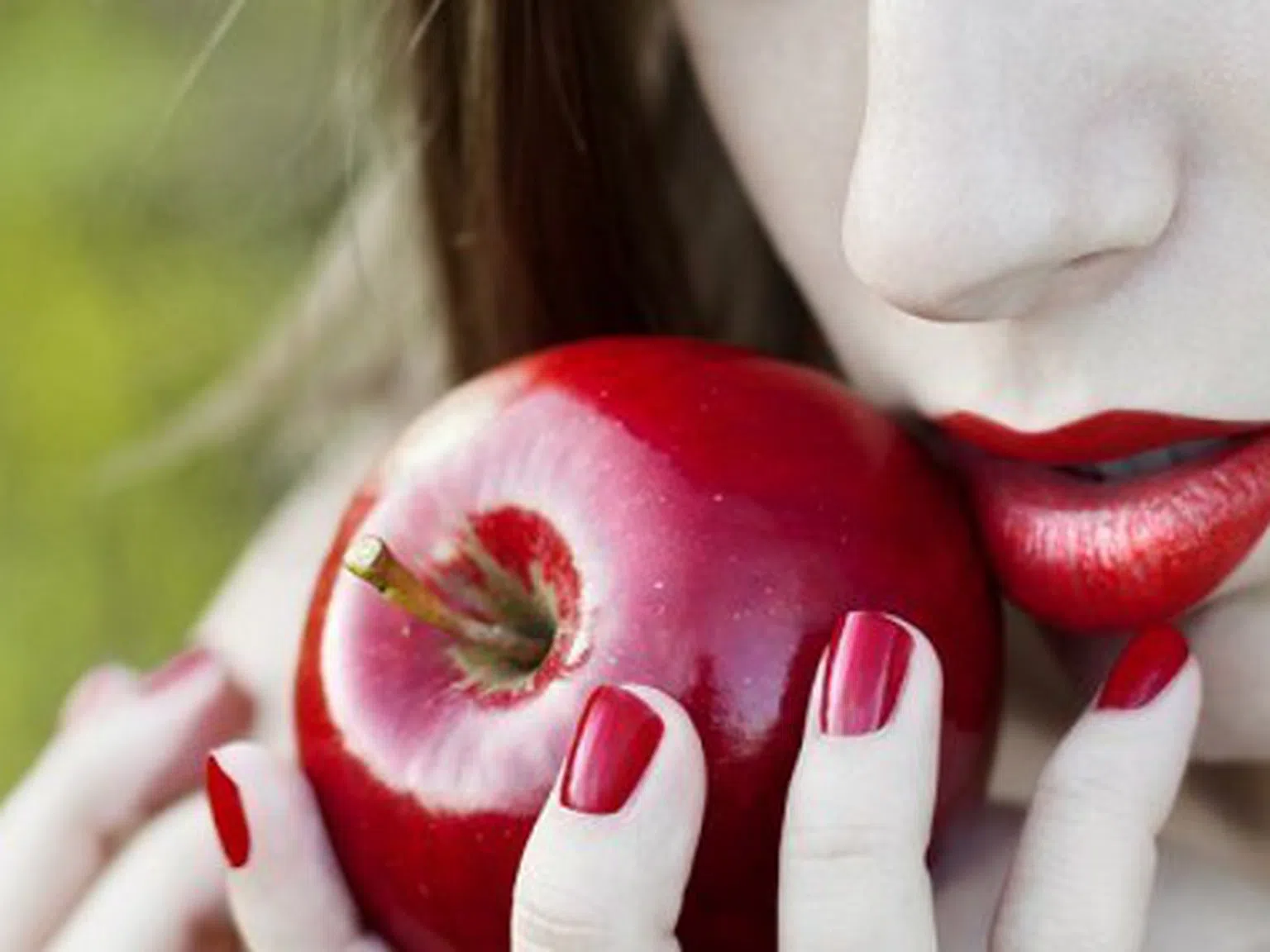 Нахранете кожата си с ябълка