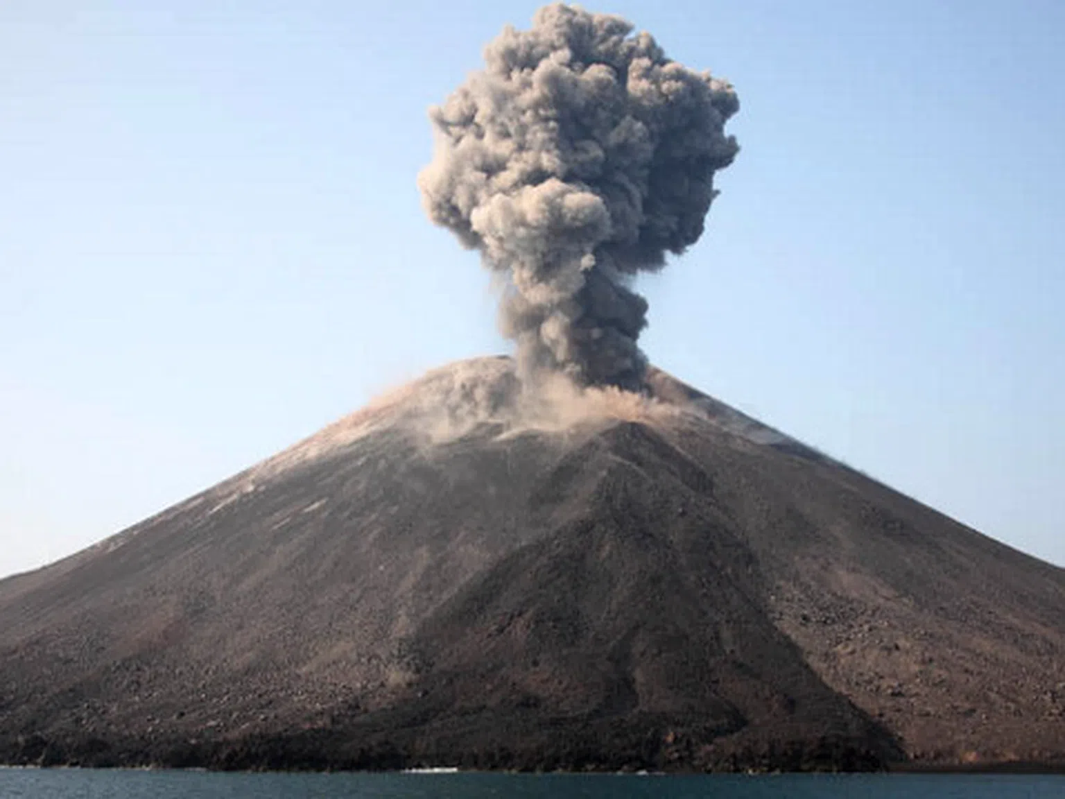 Пробуди се страховитият вулкан Кракатау (видео)
