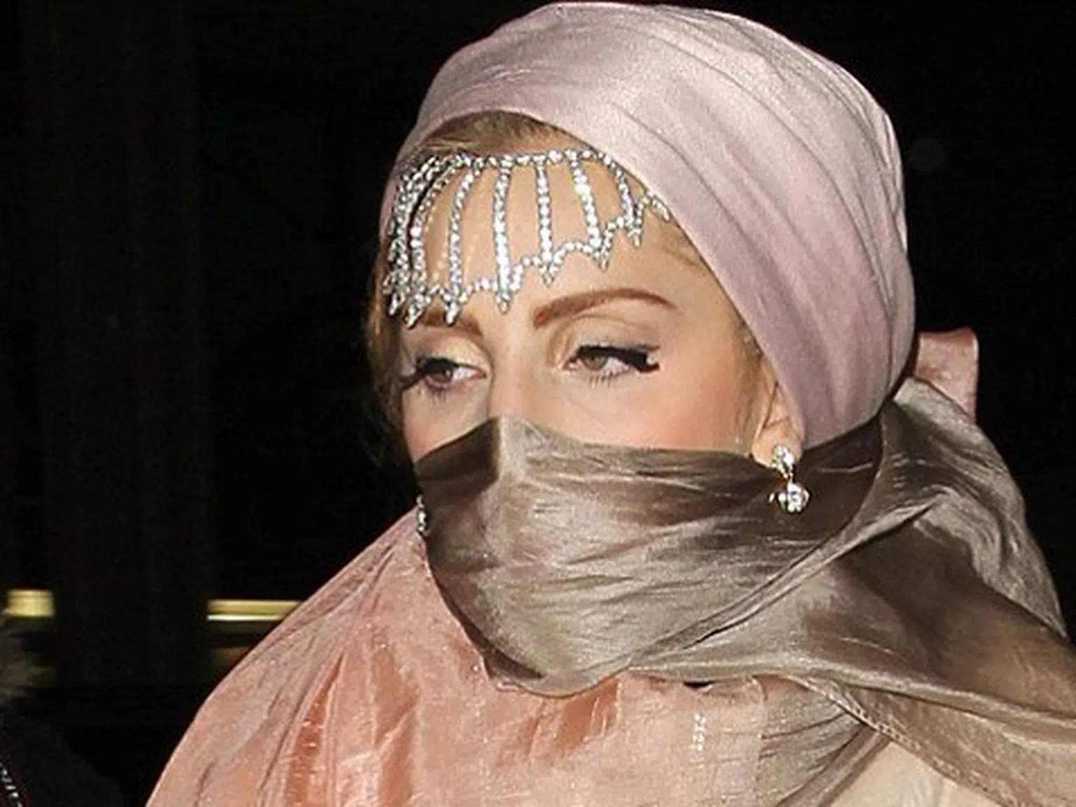 Лейди Гага си спретна арабски стайлинг