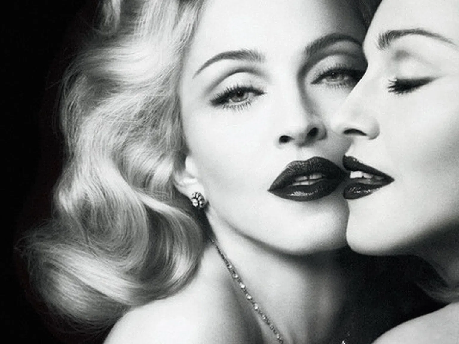 Мадона отново шокира - снима се топлес в реклама