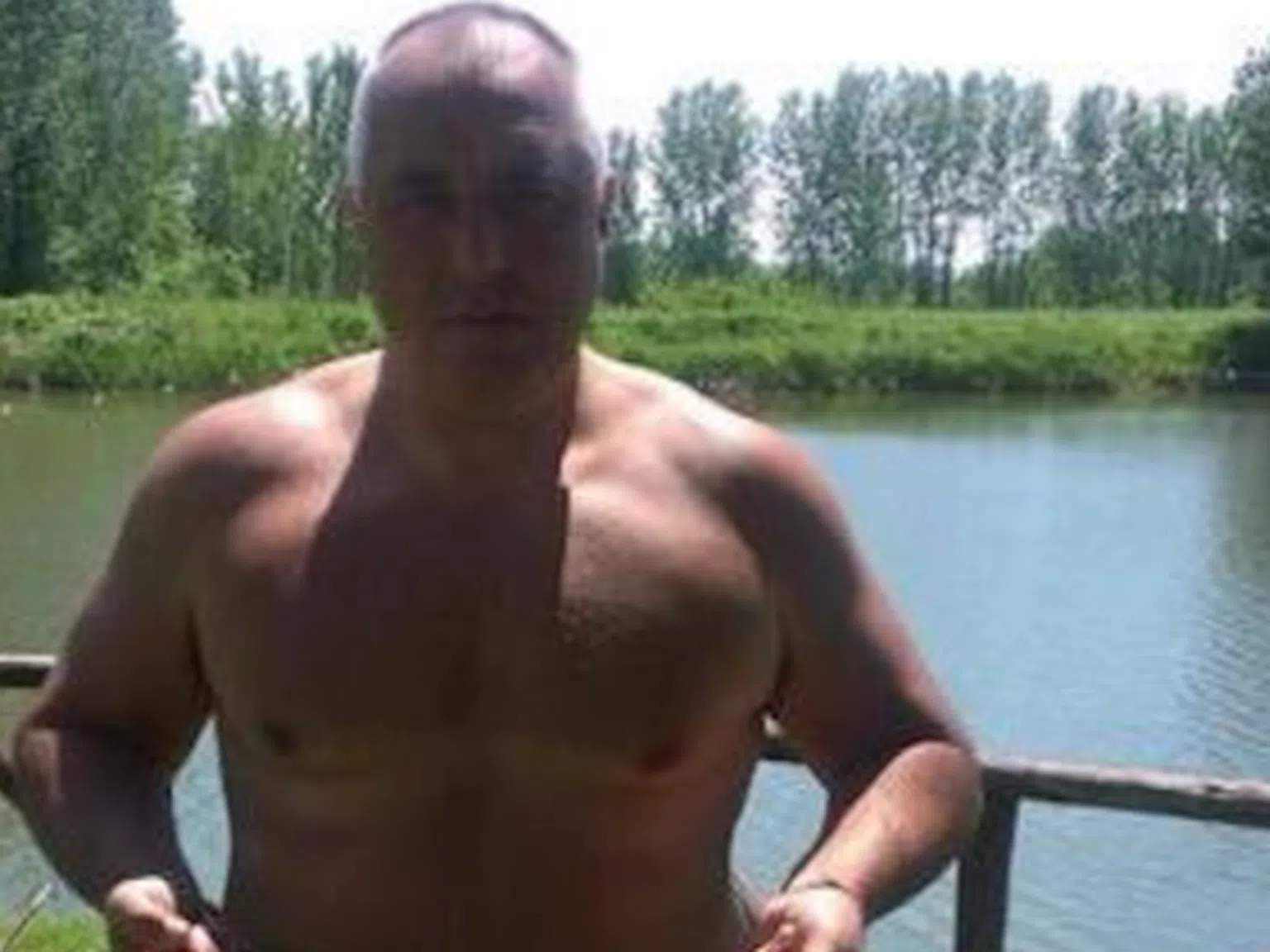 Борисов гол до кръста с два шарана във Фейсбук (снимка)