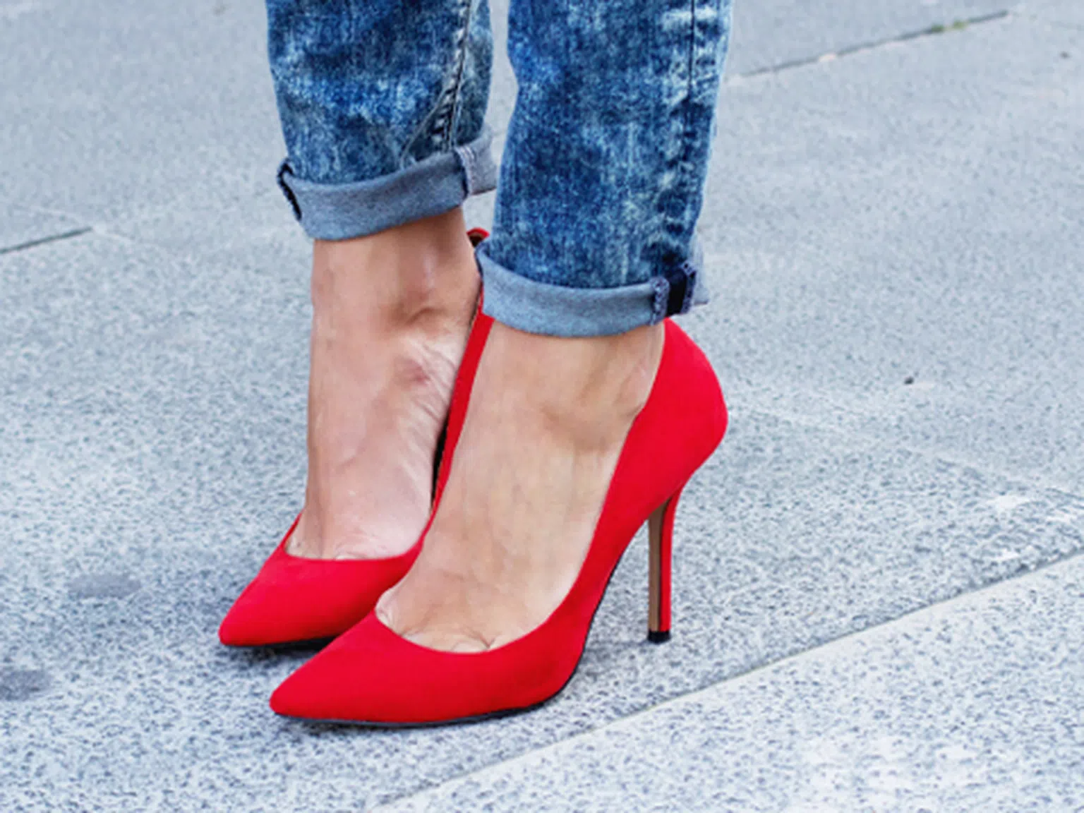 Sara и нейните любими червени обувки
