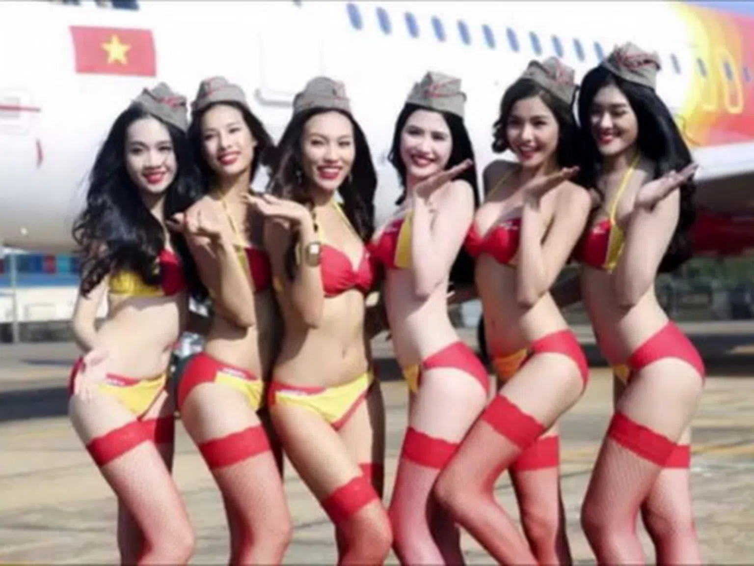 Секси стюардеси по бански завладяват Виетнам
