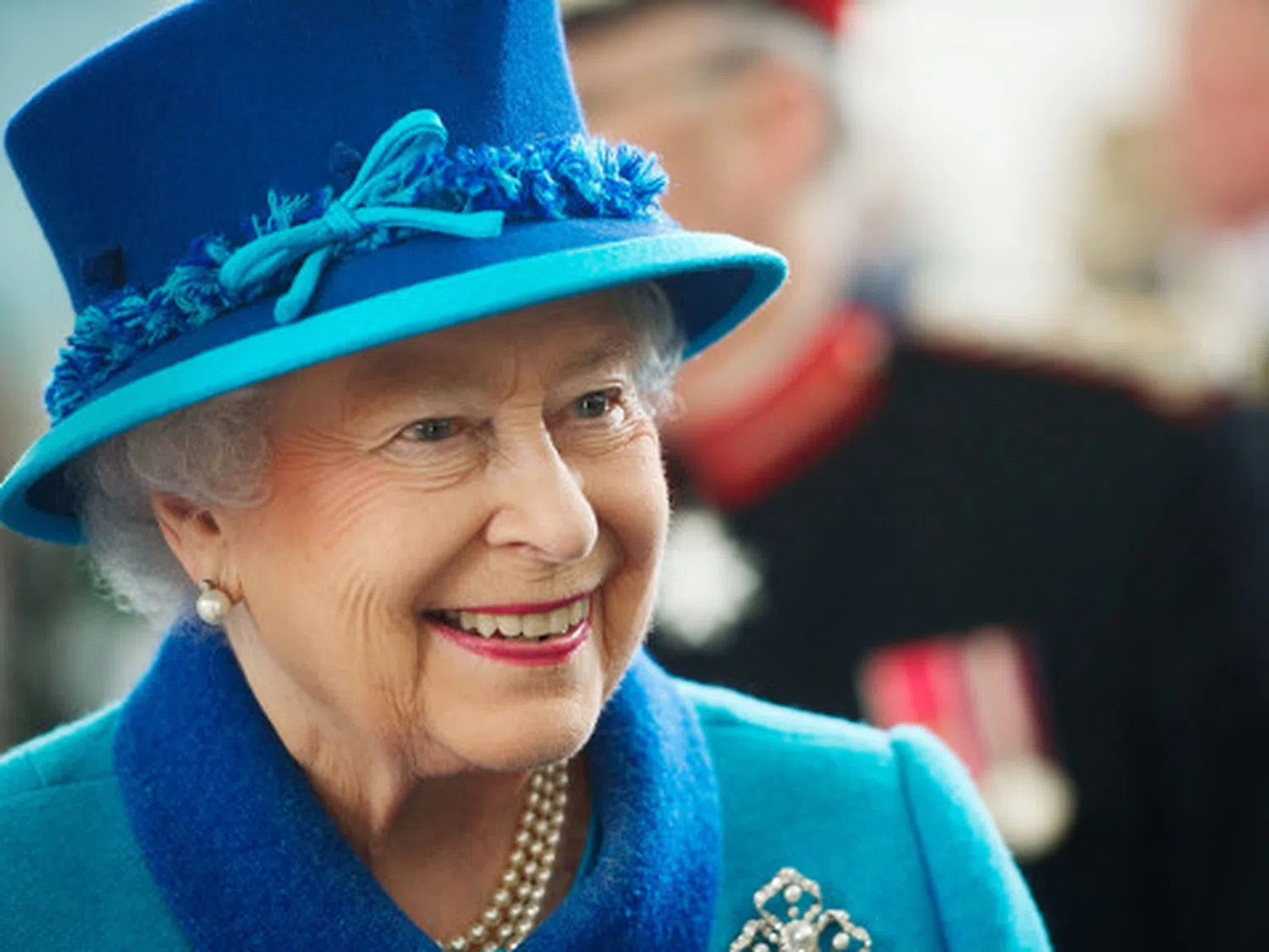 Защо Елизабет II носи пари само веднъж седмично