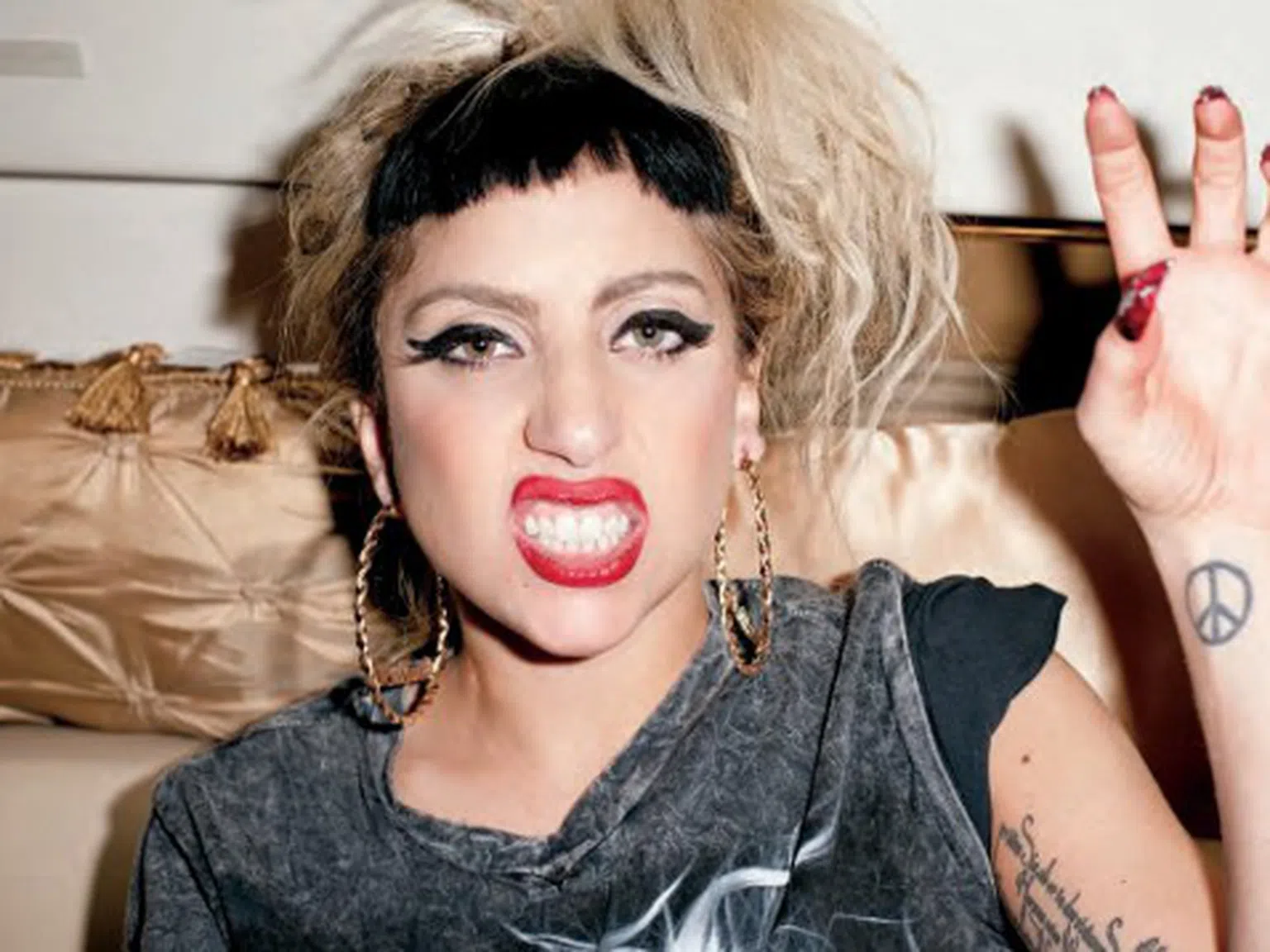 Гага се похвали с автобиографичен филм