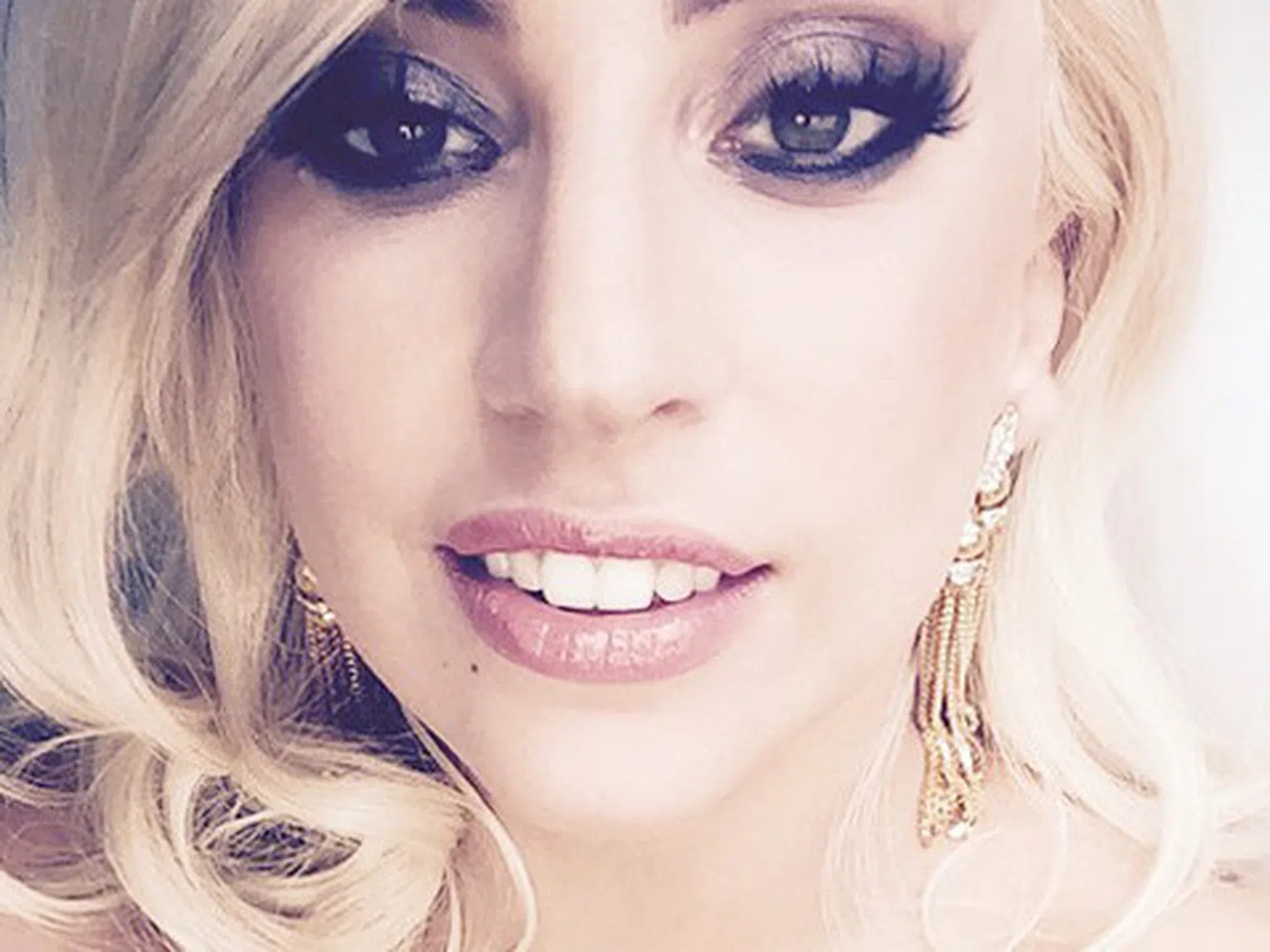 Вижте новата прическа на Лейди Гага