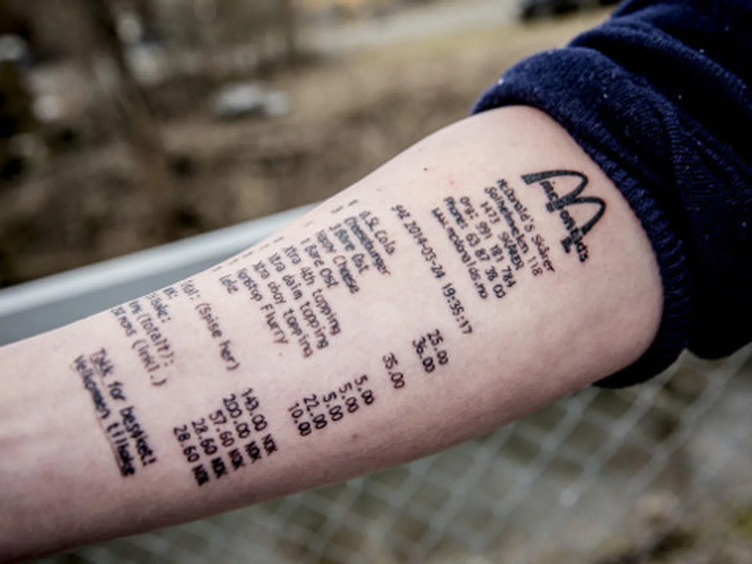 Най-странната татуировка: Младеж си татуира сметка от McDonald’s