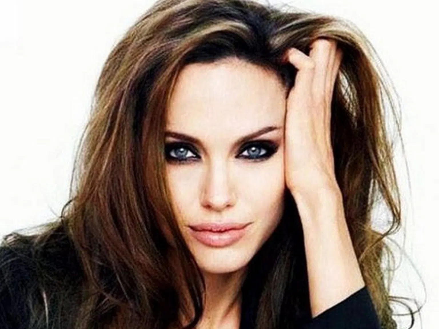 35 000 паунда за полугола снимка на Анджелина Джоли