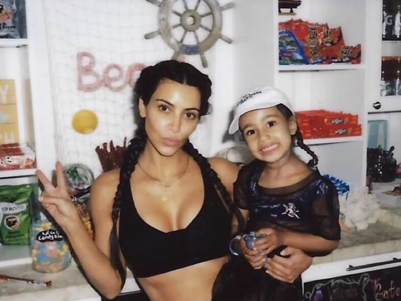 Скандал: Ким накара дъщеричката си да й направи гола снимка