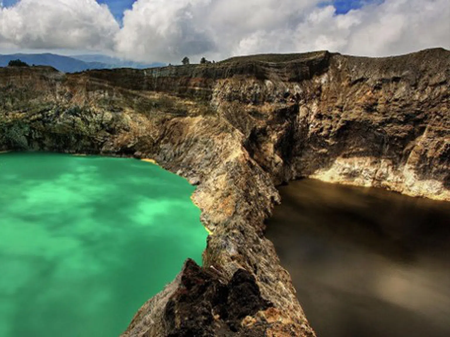 Природна илюзия: Кратерните езера в Индонезия