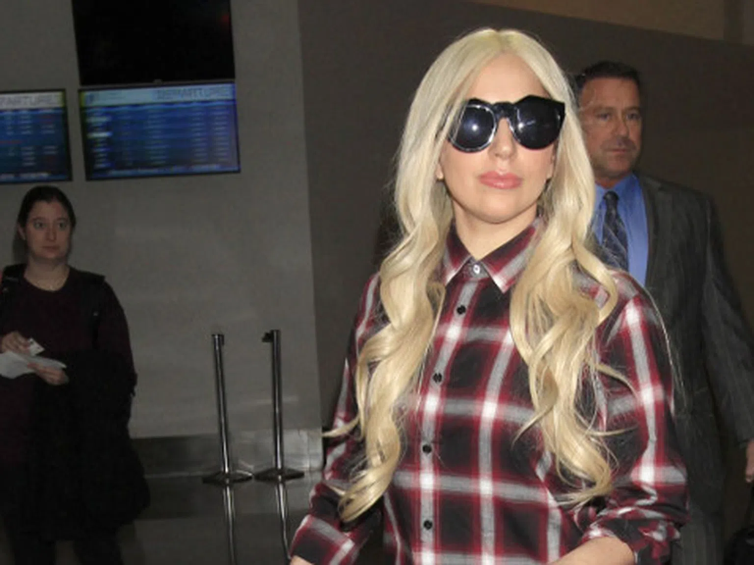 Лейди Гага само по риза на летището в Лос Анджелис