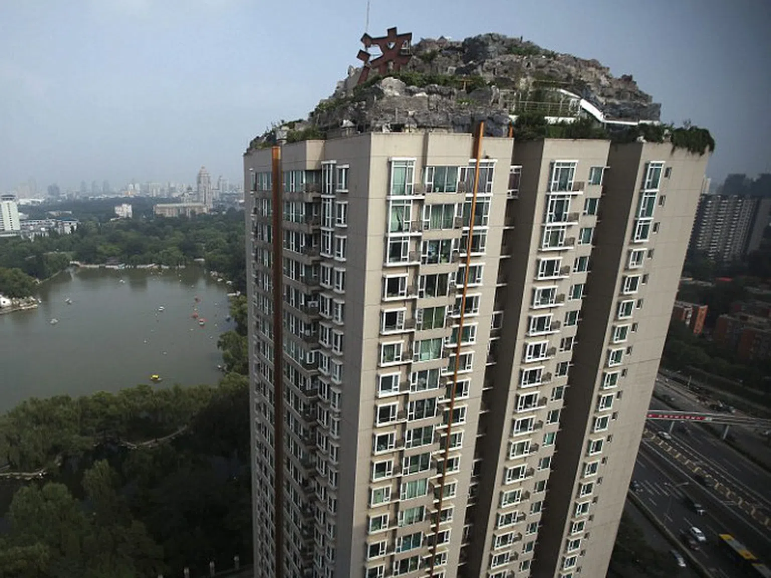 Китаец си построи вила върху жилищна сграда