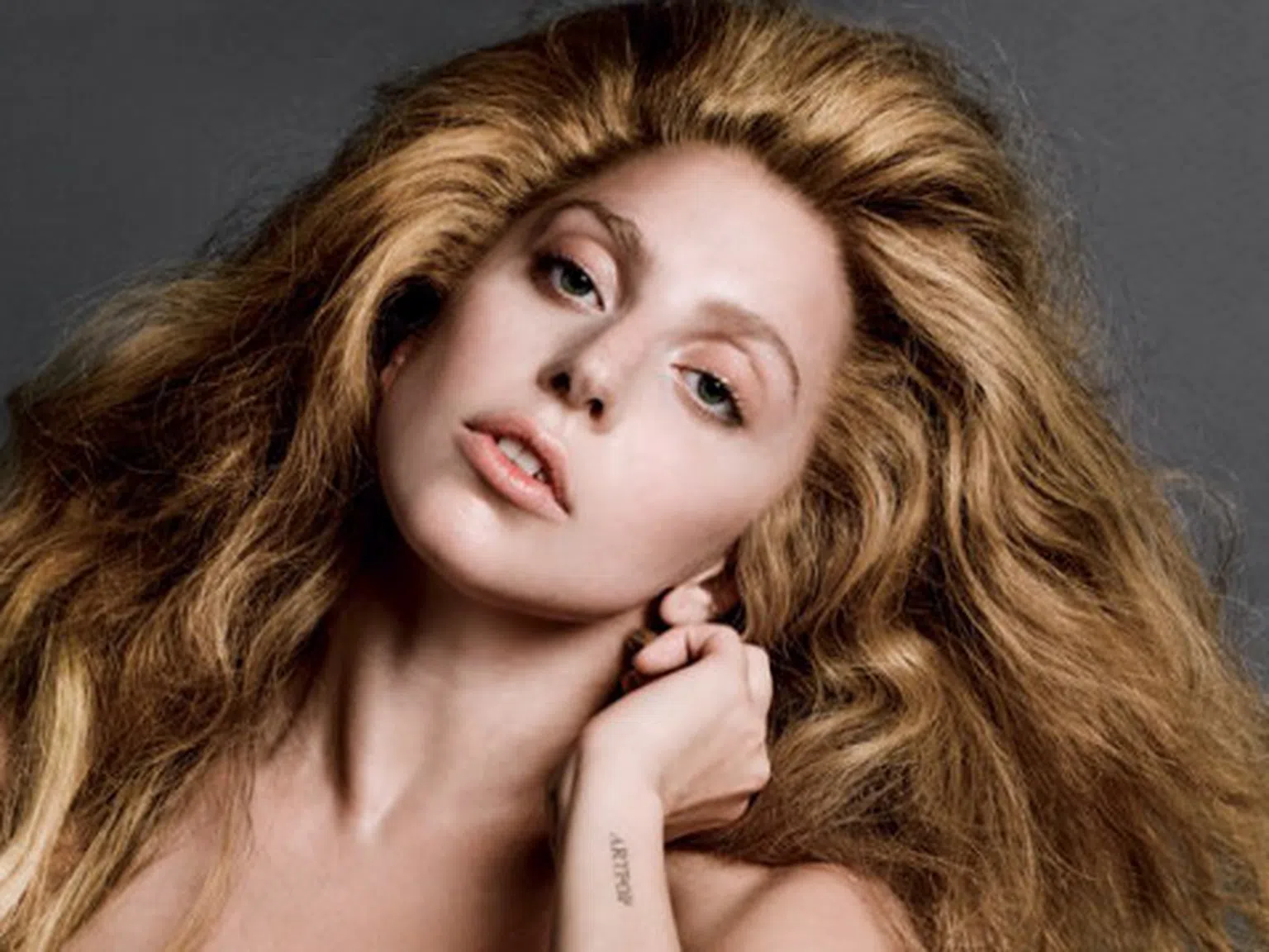 Лейди Гага: Пуших по 15 коза на ден