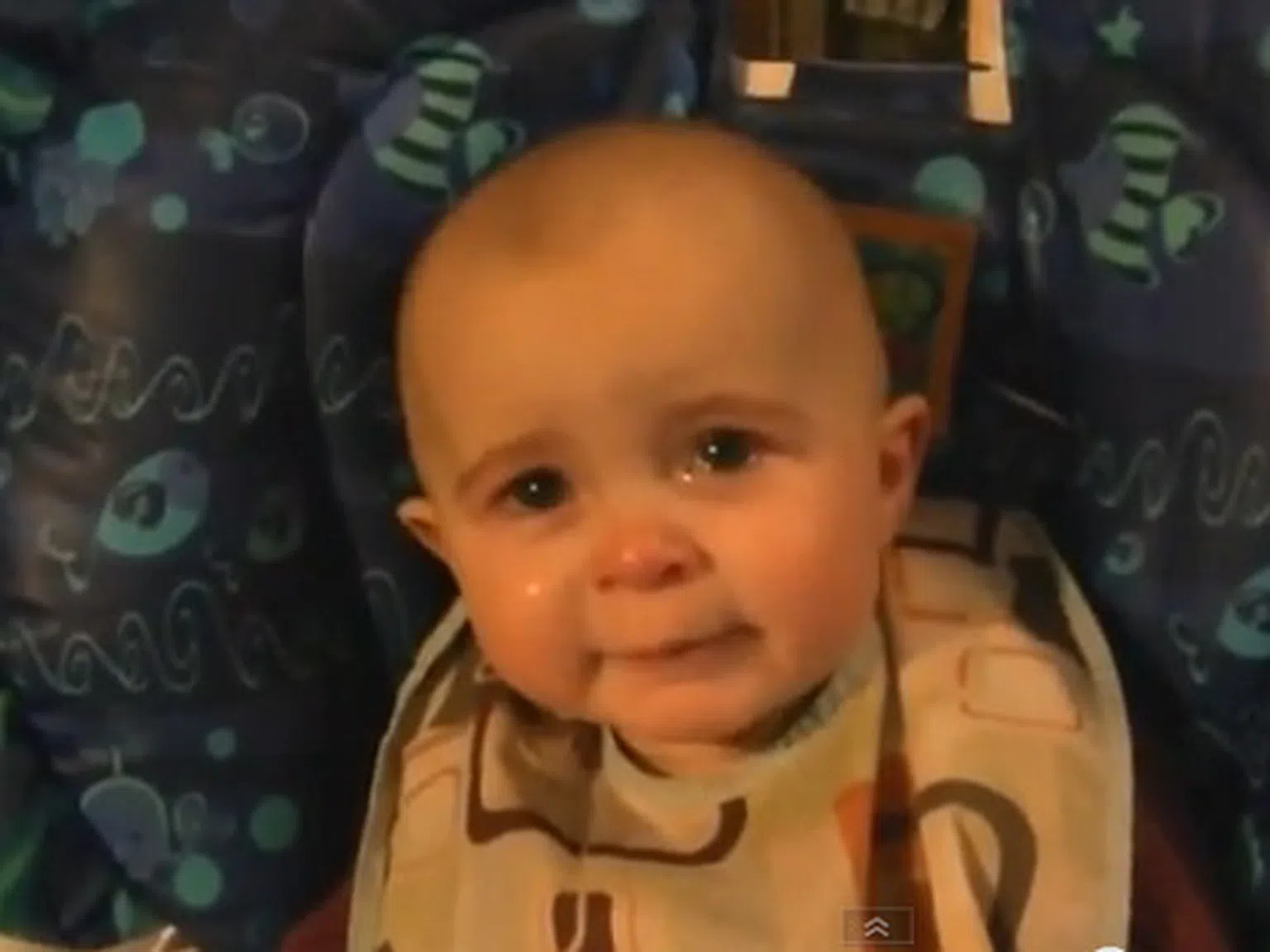 Емоционалната реакция на бебе, докато майка му пее