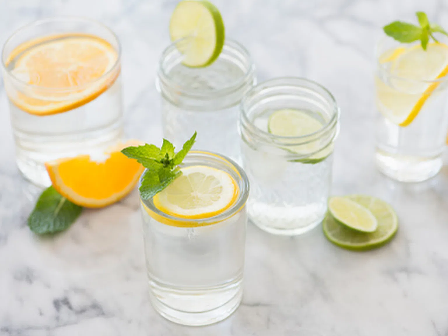 Помага ли ни наистина водата с лимон да отслабнем?