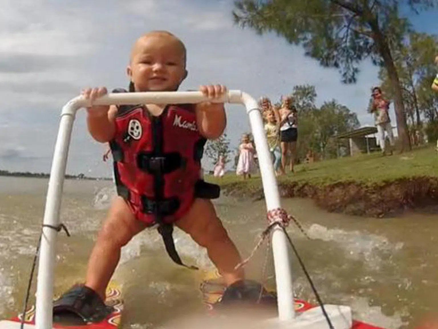 Седеммесечно бебе кара водни ски (видео)