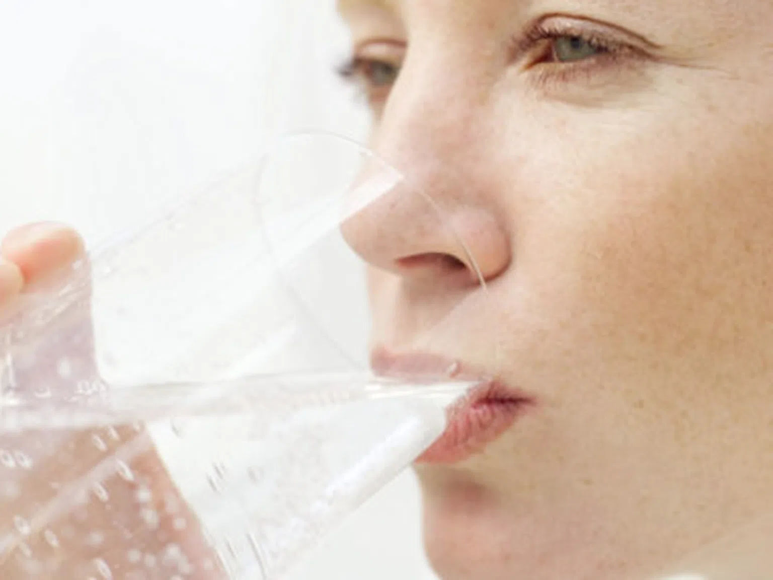 Чаша топла вода на гладно помага при нередовен стомах