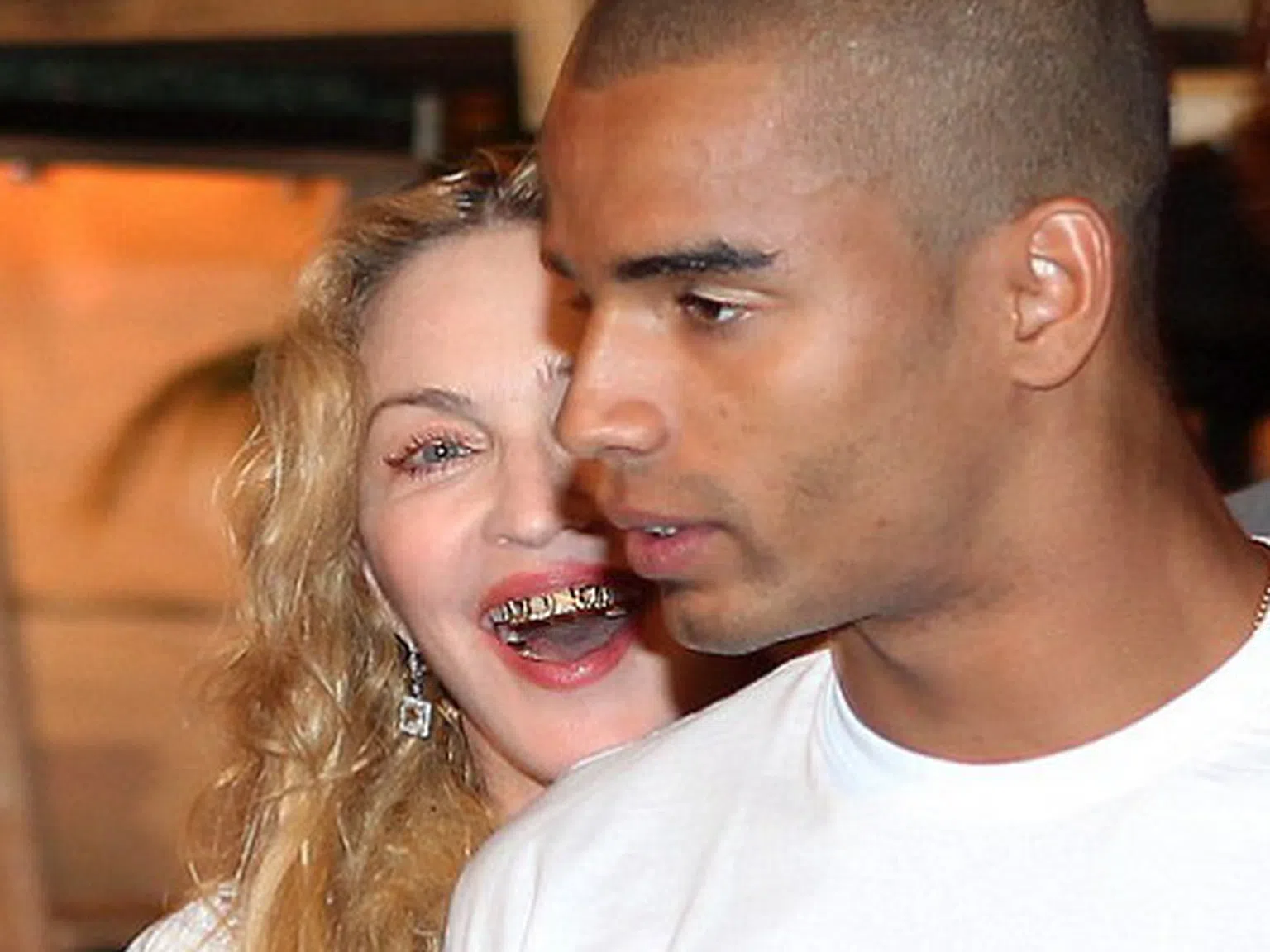Мадона с диаманти по зъбите си