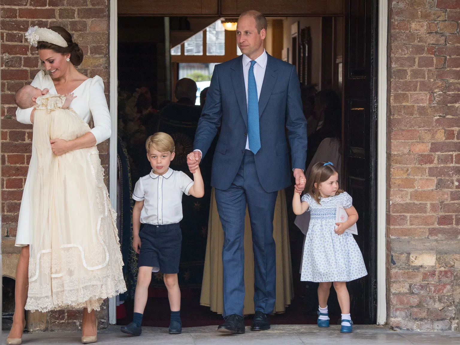 Кейт Мидълтън и принц Уилям кръстиха третото си дете (Снимки)