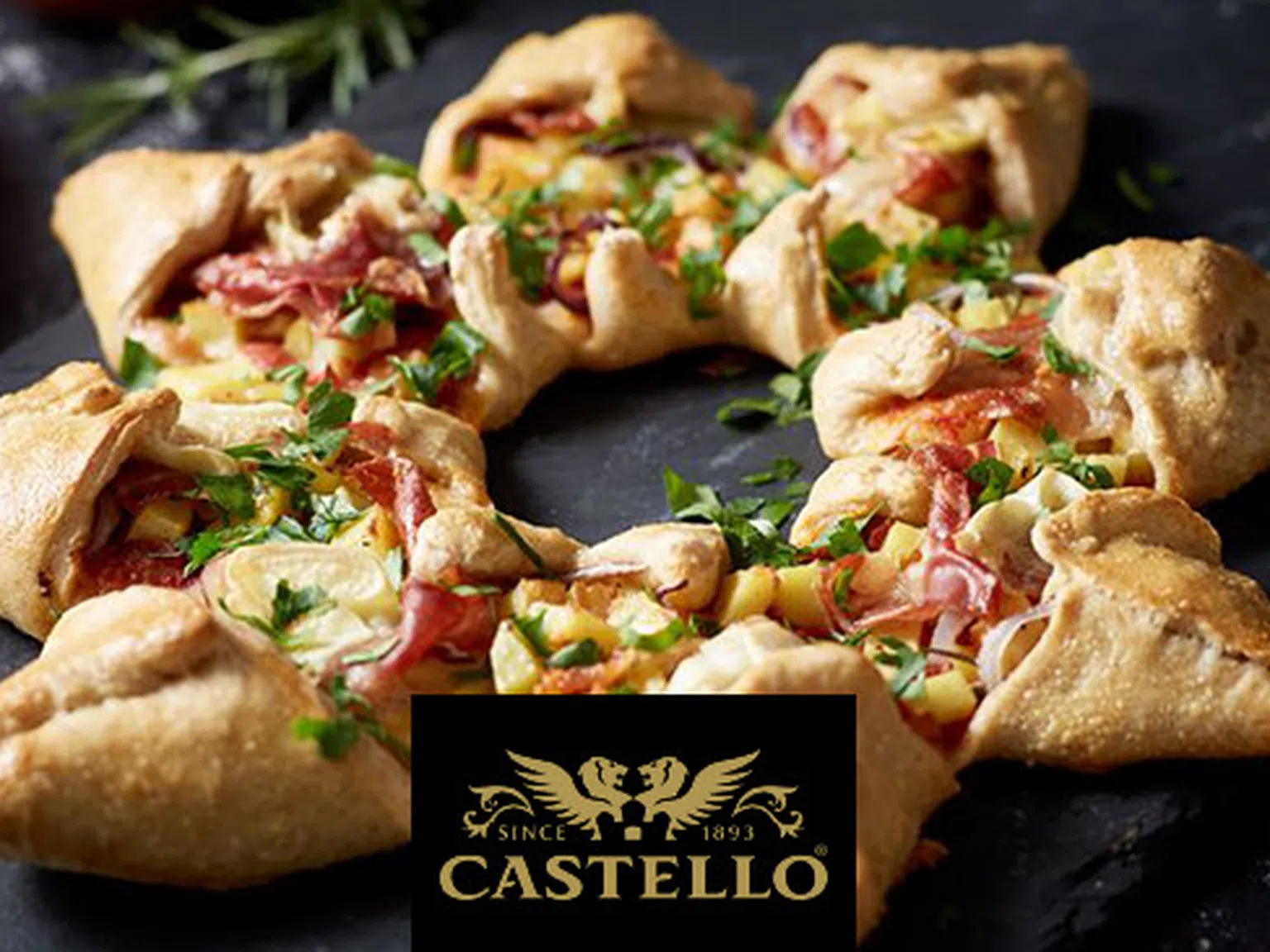 Звездна пица с Castello Brie, картофи, червен лук, прошуто и розмарин