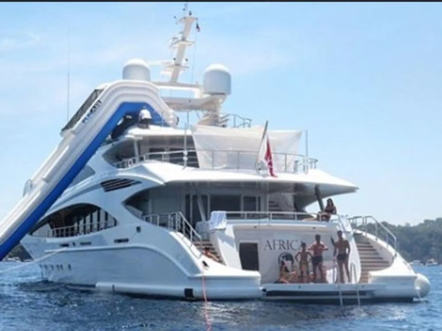 Роналдо глези жена си с яхта за 15 милиона