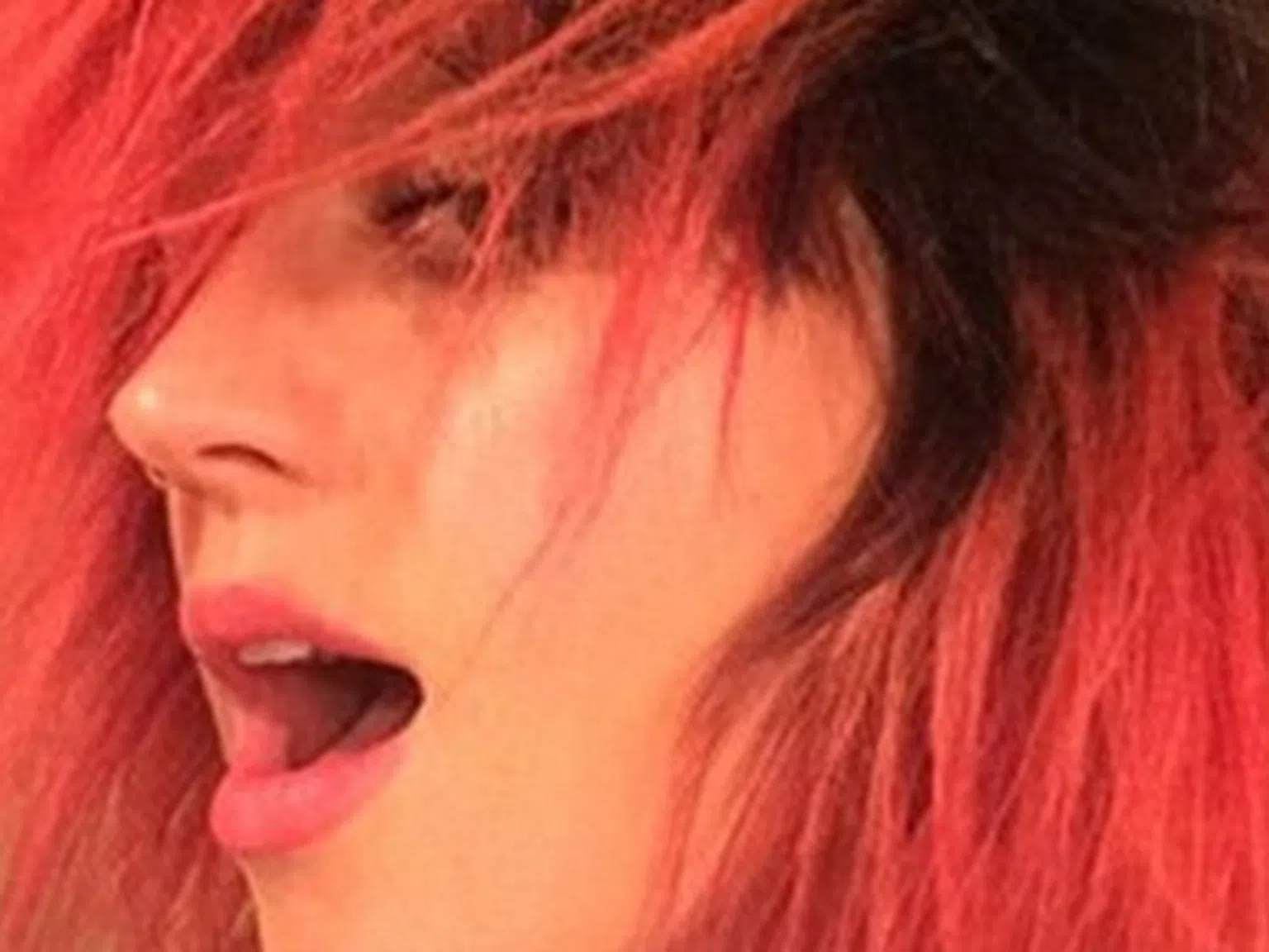 Кейти Пери с огнено червена коса