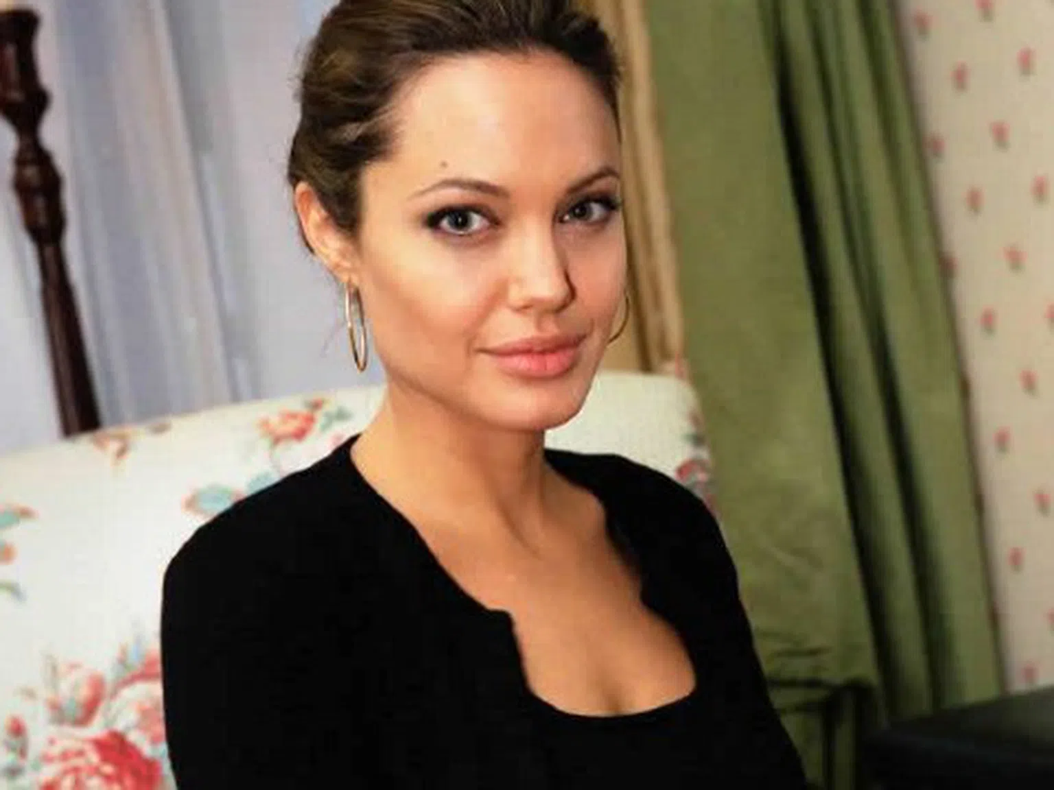 Джоли ще снима документален филм за себе си